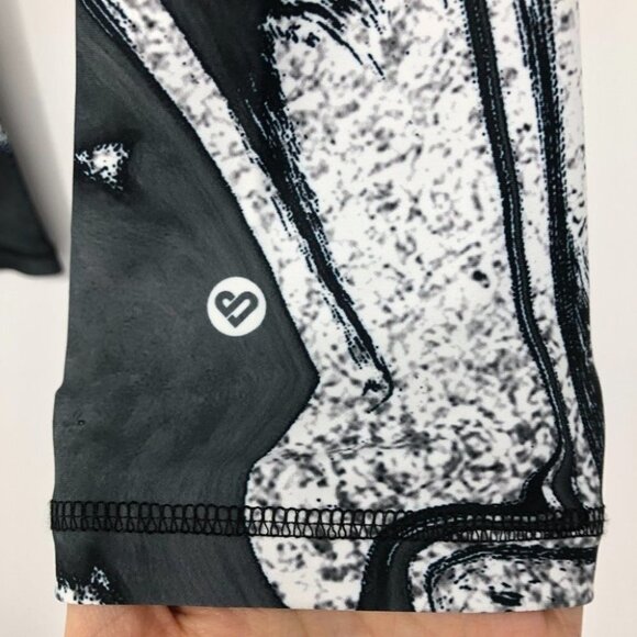 Silver Icing black and grey marble swirl cropped athletic leggings - Picture 4 of 13